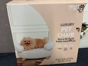 lot 31 image: Luxury Pet Chair