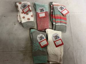 lot 298 image: 5 Pairs Of Muk Luks Pastel Socks