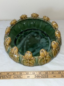 lot 29U image: Vintage Green Ceramic Bowl with Frog Motif Rim