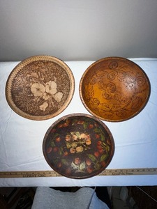 lot 86U image: Set of 3 Vintage Wooden Decorative Bowls with Floral Designs