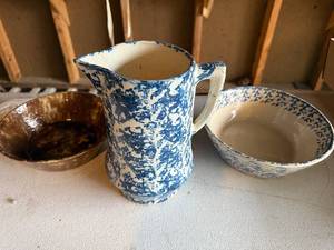 lot 9G image: Vintage Blue & White Spatterware Pitcher and Bowls Set