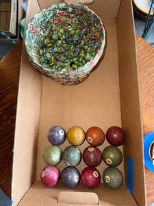 lot 51G image: Vintage Pool Balls & Colorful Cats Eyes Marbles Collection