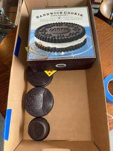 lot 53G image: Williams-Sonoma Sandwich Cookie Cake Pan Set & Wonder Bread Sandwich Container