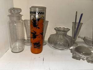 lot 135U image: Vintage Glassware and Decorative Collection
