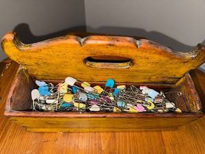 lot 140U image: Vintage Wooden Caddy with Assorted Colorful Safety Baby Pins