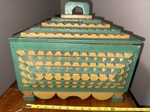 lot 141U image: Handcrafted Vintage Tramp Art Green and Cream Wooden Box with Pyramid Lid and Geometric Carvings