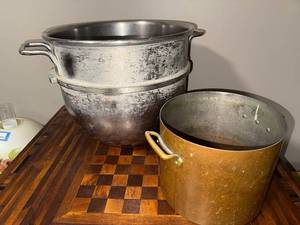 lot 178U image: Vintage Metal Mixing Bowl and Brass Pots Set
