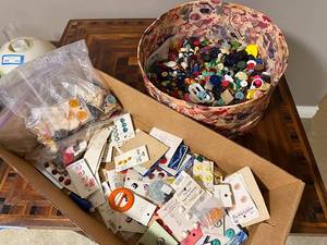 lot 187U image: Large Assortment of Mixed Vintage and Modern Buttons