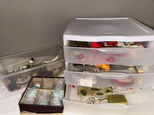 lot 196U image: Vintage Christmas Ornaments & Holiday Decorations Lot