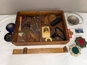 lot 197U image: Vintage Sewing Tools, Craft Supplies & Collectibles Lot