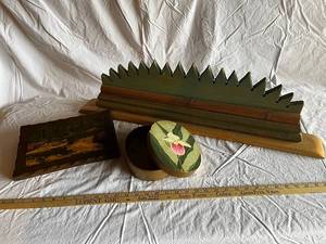 lot 64G image: Rustic Wooden Decor Set Painted Saw Blade Element, Plaque & Floral Box