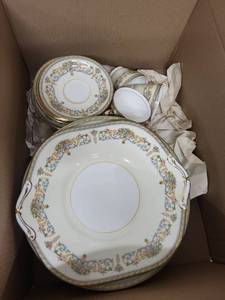 lot 24H image: Aynsley Fine English Bone China Henley Dinnerware Set