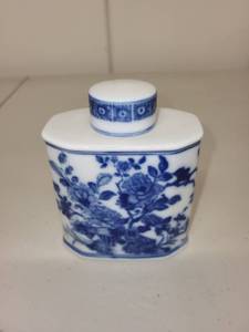 lot 27H image: Classic Rose Ching Dynasty Style Porcelain Tea Caddy