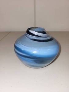 lot 42H image: Hand-Blown Blue Swirl Art Glass Vase 4 Inch