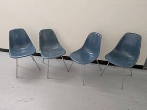 lot 2BC image: Set of 4 Herman Miller Eames Shell Chairs - Iconic Mid-Century Modern Design