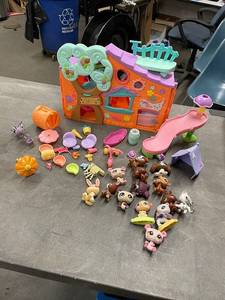 lot 34BC image: Littlest Pet Shop Playset with Animal Figures and Accessories