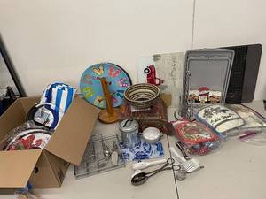 lot 53K image: Diverse Kitchenware Lot Baking Trays, Decorative Plates, Kitchen Tools & More