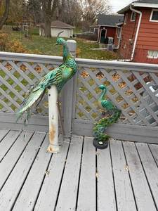 lot 2 image: Set of 2 Decorative Metal Peacock Statues for Garden or Patio