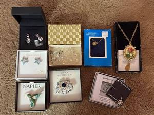 lot 86 image: Collection of 7 Vintage and Costume Jewelry Pieces in Gift Boxes