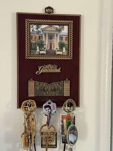 lot 118 image: Elvis Presley Graceland Wall Plaque with Collector Keychains and Memorabilia