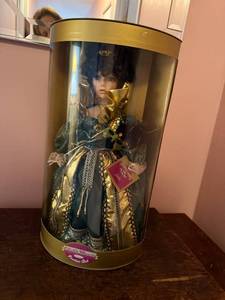 lot 139 image: Collectible Memories Jade Genuine Porcelain Doll in Original Display Case