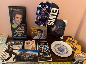 lot 148 image: Elvis Presley Collectibles Lot with Books, Records, Plate and Memorabilia