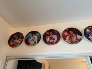 lot 170 image: Collection of Elvis Presley Commemorative Decorative Plates