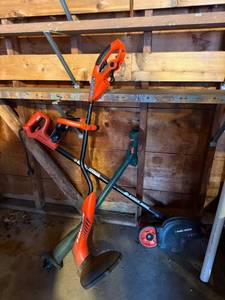 lot 292 image: Black & Decker Grass Hog Weed Eater and Edger Set