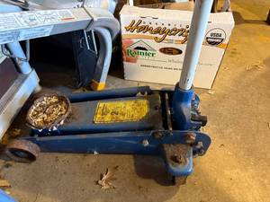 lot 296 image: 2.5 Ton Hydraulic Floor Jack with Handle