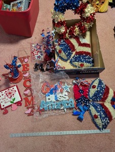 lot 239 image: Patriotic and Seasonal Door and Table Decor Collection