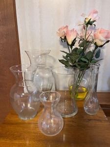 lot 202 image: Set of 5 Clear Glass Vases in Mixed Shapes and Sizes