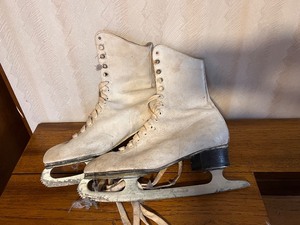 lot 245 image: Laurentian White Vintage Figure Ice Skates