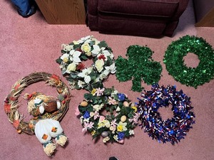 lot 267 image: Collection of 6 Holiday and Seasonal Wreaths