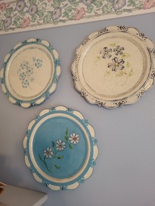 lot 13 image: Set of 3 Decorative Ceramic Wall Plates with Floral Designs