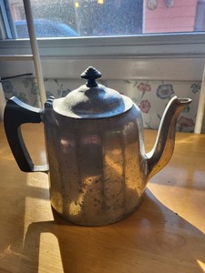 lot 19 image: Wagner Ware Sydney O 4 Pt Colonial Tea Pot Pat. 1912