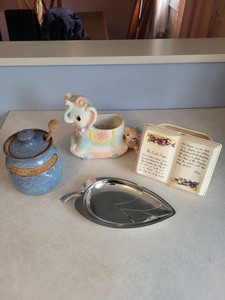 lot 27 image: Vintage Ceramic Planters, Pottery Jar, and Leaf Tray Collection