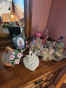 lot 75 image: Collection of Hummingbird Figurines, Perfume Bottles, and Decorative Trinket Boxes