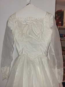 lot 84 image: Vintage White Wedding Dress with Lace Detail and Pearl Headpiece in Keepsake Box