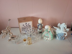 lot 61 image: Collection of Vintage Porcelain and Glass Figurines and Decor Items