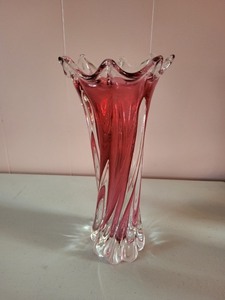 lot 64 image: Vintage Cranberry Swirl Art Glass Vase with Ruffled Rim