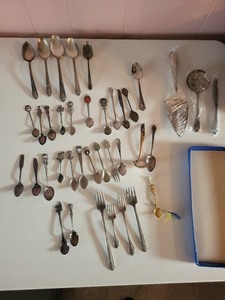 lot 66 image: Collection of Vintage Silverplate Souvenir Spoons and Flatware Assortment