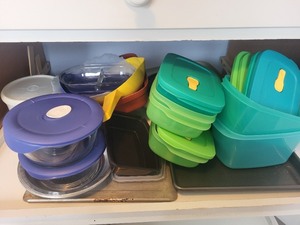 lot 35 image: Kitchen Storage Container and Bakeware Collection