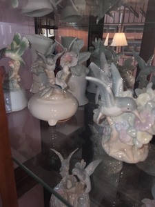 lot 40 image: Collection of Porcelain Hummingbird Figurines and Trinket Boxes
