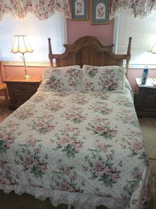 lot 70 image: Queen Size Oak Headboard with 2 Matching Nightstands