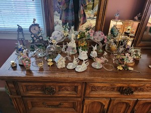 lot 73 image: Hummingbird Figurine Collection with Decorative Plates, Eggs, and Clock