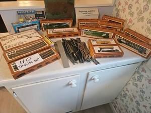 lot 305 image: Vintage HO Scale Train Set with TYCO Locomotives, Cars, and Track