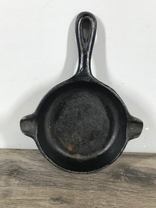 lot 227 image: Vintage WAGNER WARE Cast Iron Skillet Ashtray 1050 B - Made in U.S.A.