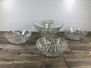 lot 230 image: Set of 4 - ANCHOR HOCKING Clear Prescut 1960s Star Of David Patterned Punch Bowl and 3 Salad Serving Bowls