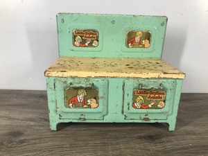 lot 252 image: Vintage 1930s LITTLE ORPHAN ANNIE Toy 3 Burner Stove & Oven