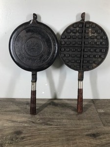 lot 253 image: Vintage Wagner Ware Sidney - O - 1408 Cast Iron Waffle Paddles